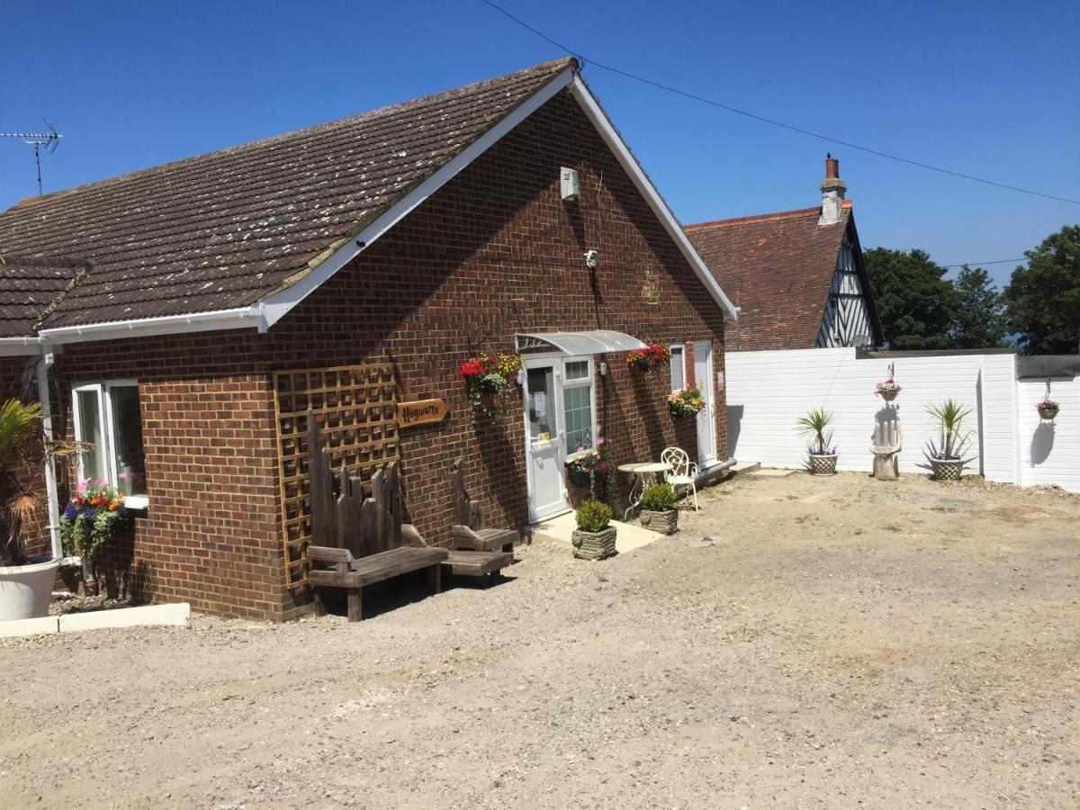 Hogwarts Bed And Continental Breakfast Villa Sheerness Exterior photo