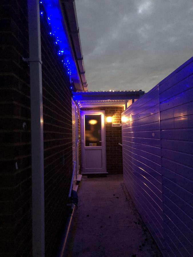 Hogwarts Bed And Continental Breakfast Villa Sheerness Exterior photo